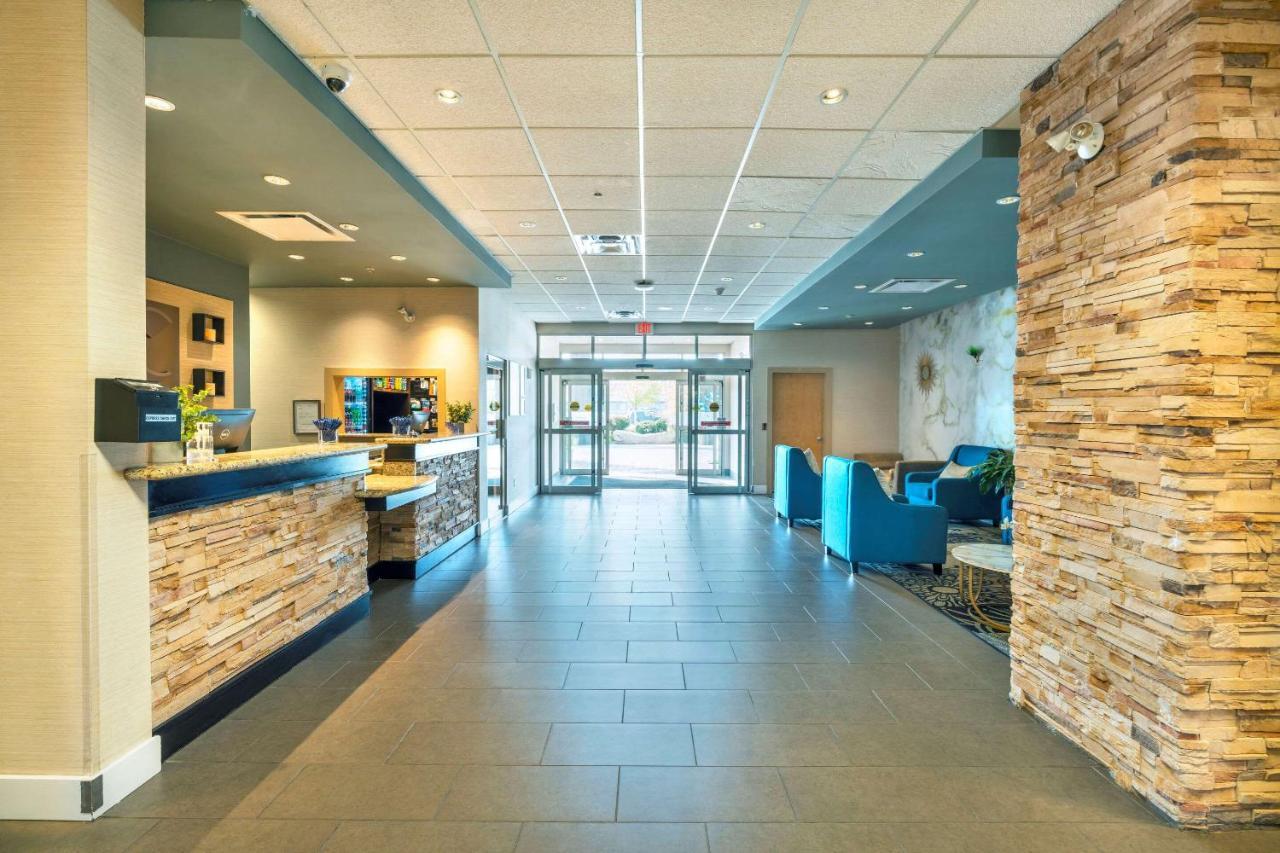 Comfort Inn & Suites Surrey Extérieur photo