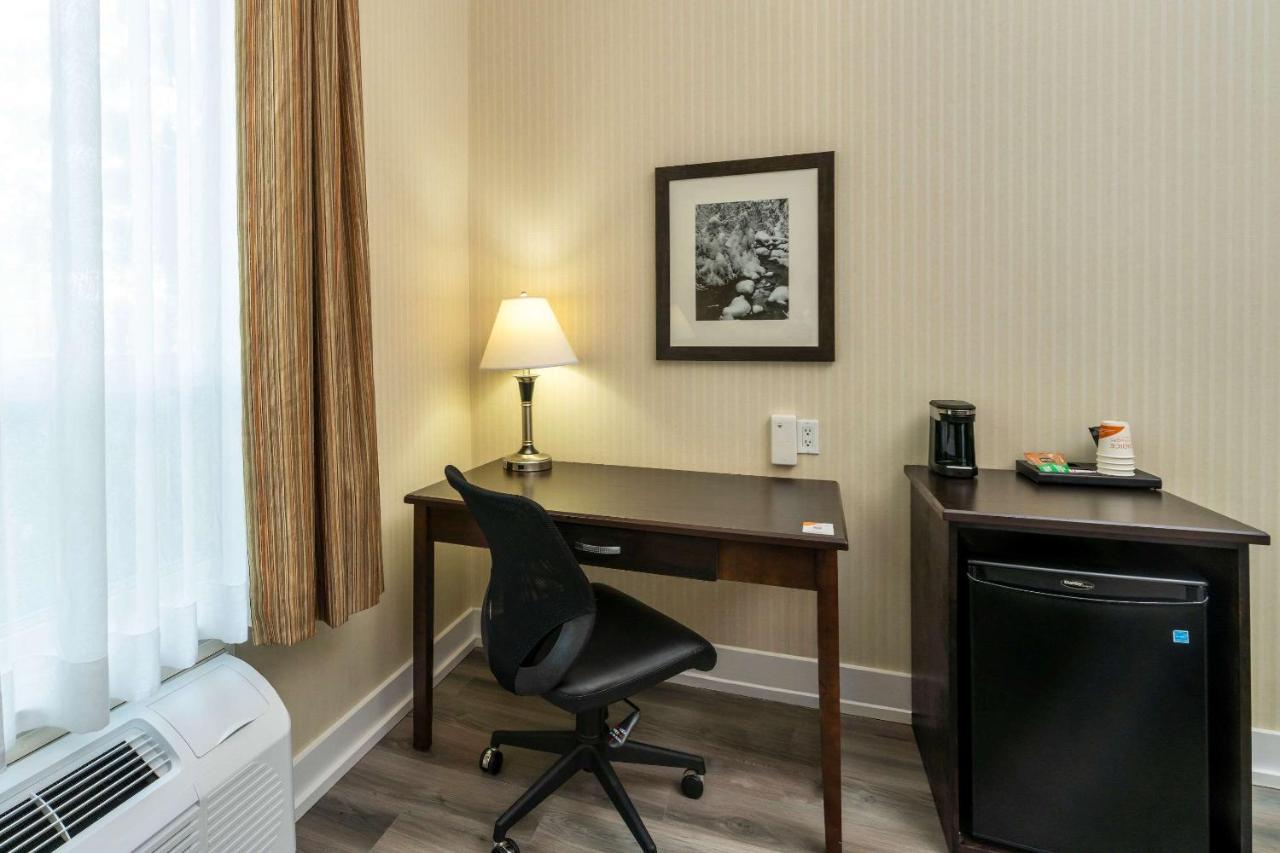 Comfort Inn & Suites Surrey Extérieur photo