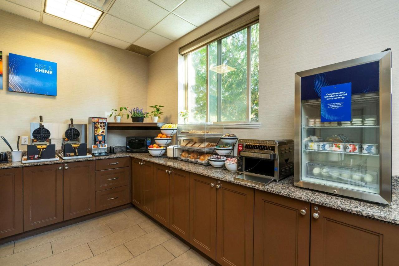 Comfort Inn & Suites Surrey Extérieur photo