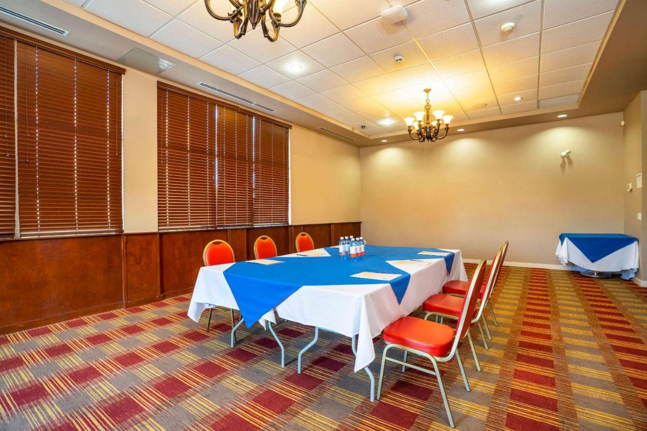 Comfort Inn & Suites Surrey Extérieur photo