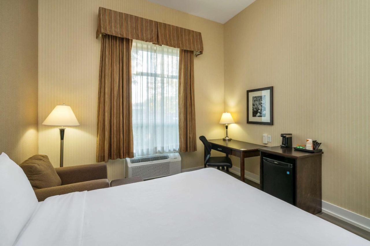 Comfort Inn & Suites Surrey Extérieur photo