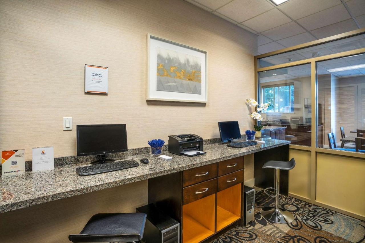 Comfort Inn & Suites Surrey Extérieur photo