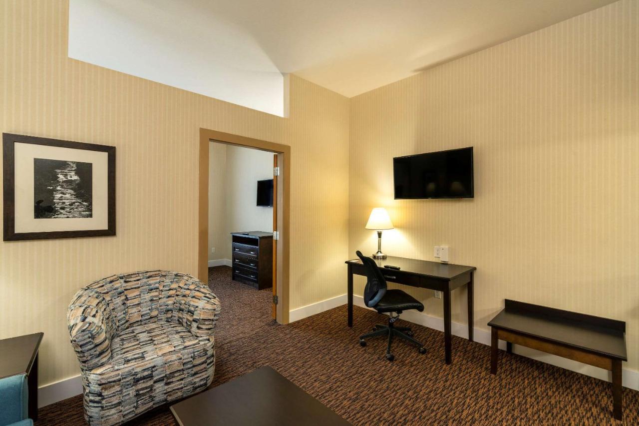 Comfort Inn & Suites Surrey Extérieur photo