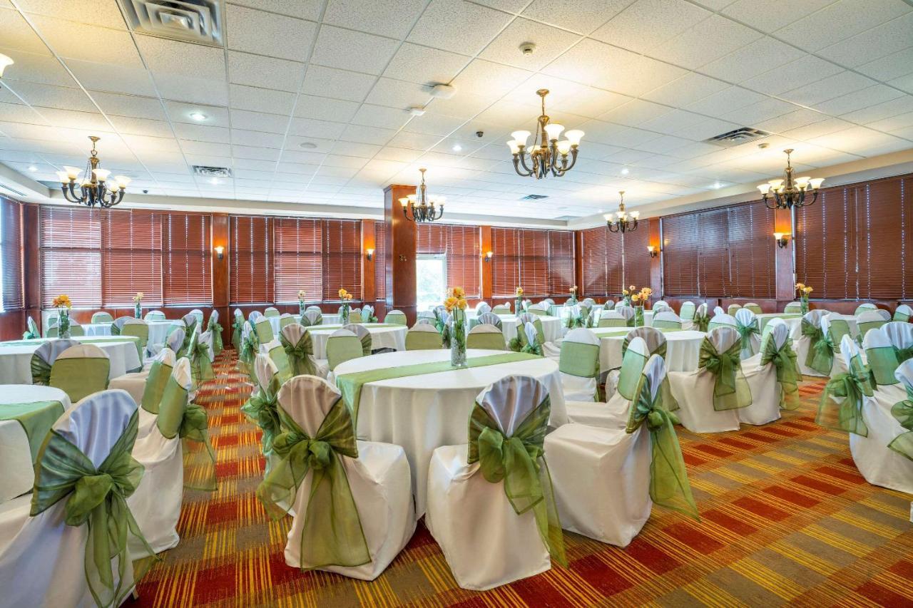 Comfort Inn & Suites Surrey Extérieur photo