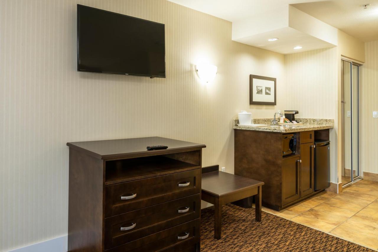 Comfort Inn & Suites Surrey Extérieur photo