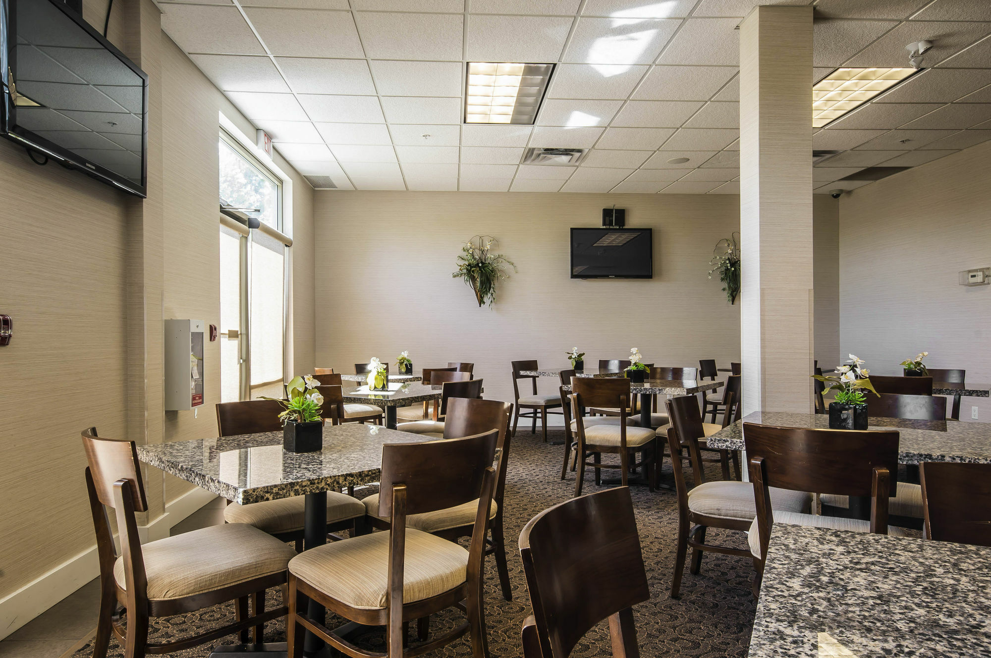 Comfort Inn & Suites Surrey Extérieur photo